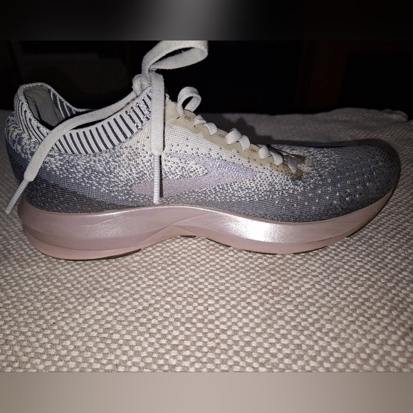 Brooks Levitate 2 in a womens size 7. Pre-loved in good condition - Picture 10 of 11